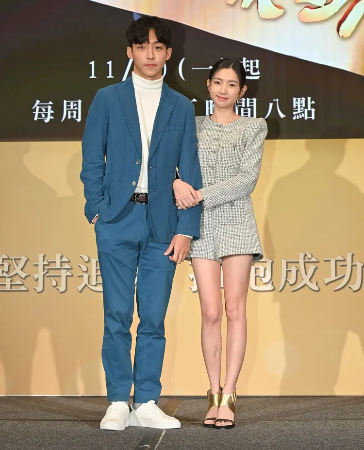 亮曦（左）和林玉書今天出席8點檔首映會。台視提供