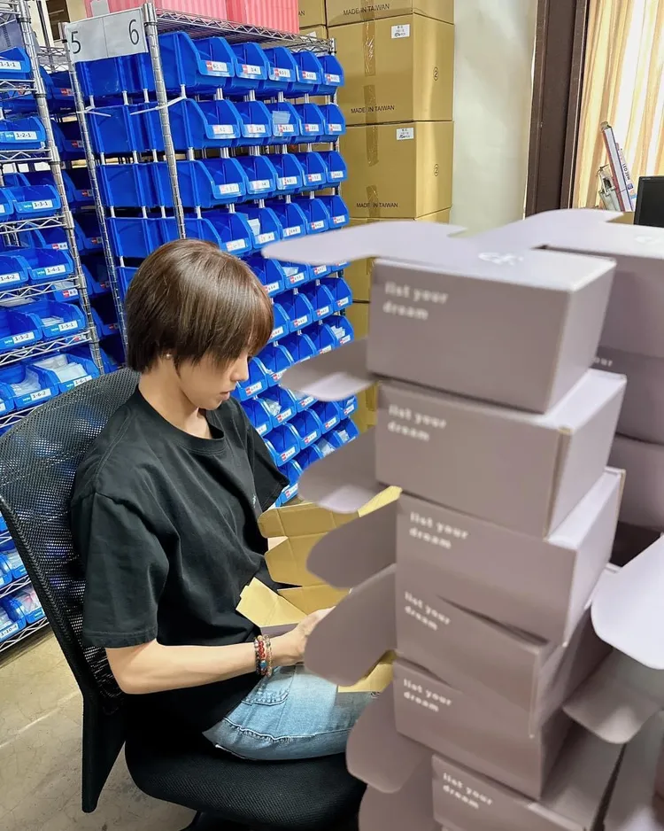 大牙當女工包貨。翻攝大牙臉書