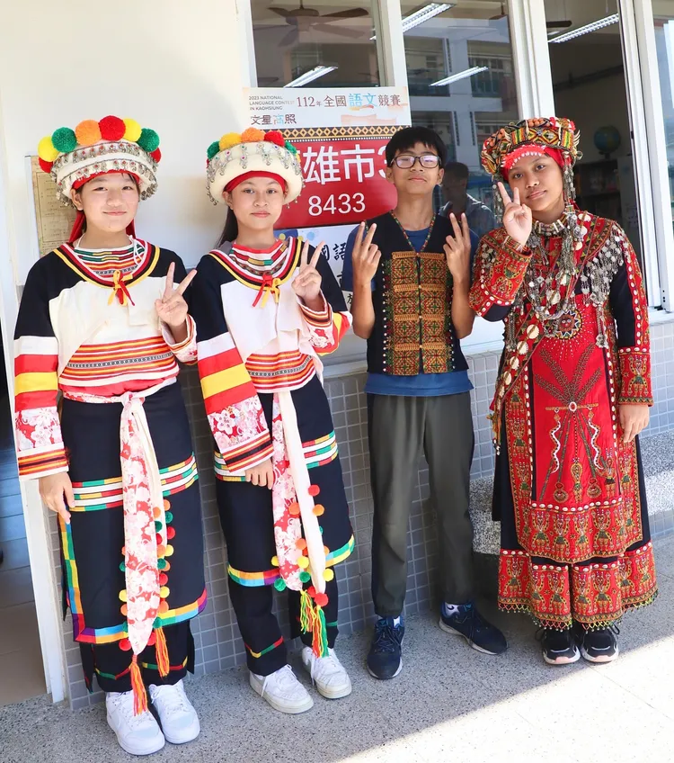 那瑪夏國中翁璇、巴楠花中小學范艾玲、明義國小蔡昶勛與茂林國中許㚥婕（左至右），今年均代表參加卡拉卡那富、萬山魯凱語情境式演說競賽，表現均相當優秀。教育局提供