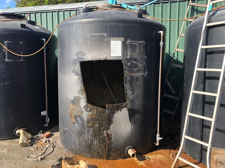 廠方破缸救人。讀者提供