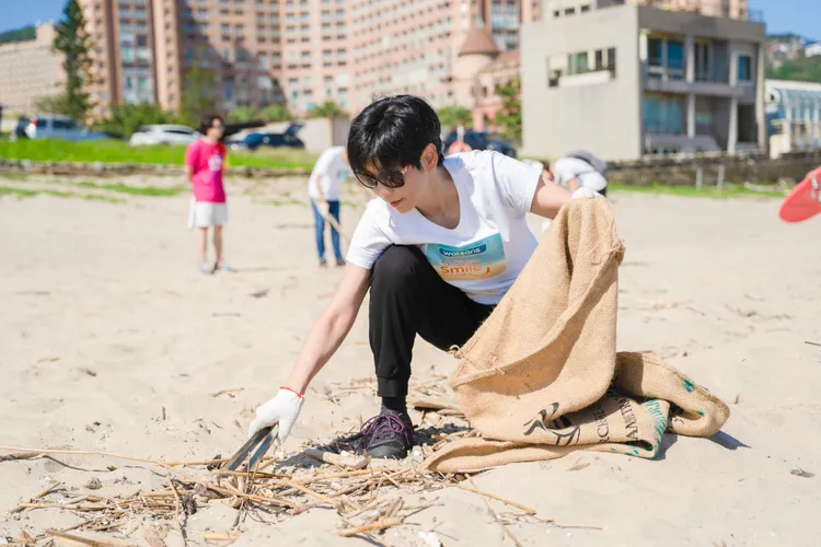 屈臣氏總經理黃艾知Alice表示，屈臣氏除了重視消費者的健康與美麗外，也希望地球變得更美好，因此今年特別規劃線下線上齊淨灘活動。業者提供