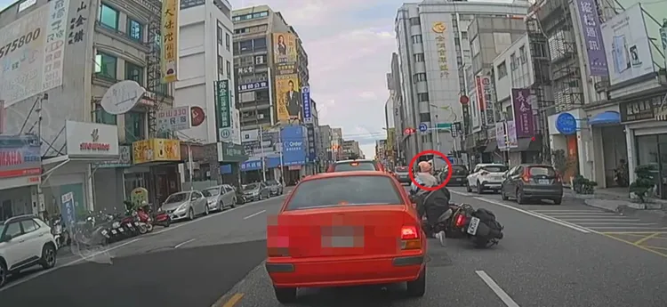 三寶媽前背嬰兒騎車鬼切被擊落。翻攝臉書花蓮同鄉會
