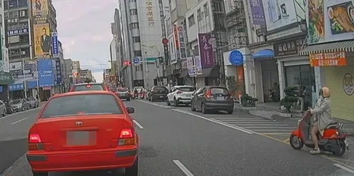 三寶媽背嬰騎車鬼切被擊落 撞擊瞬間曝光!網怒:孩子當肉盾?