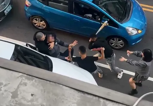 製造假車禍把駕駛往死裡打 金錢糾紛釀禍!主嫌收押、2共犯限居