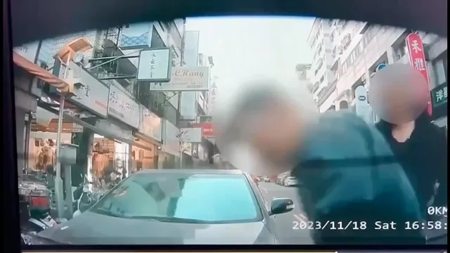 葉姓被害人（左）遭追撞後下車查看，慘遭施嫌等人持棍棒打到骨折。民眾提供