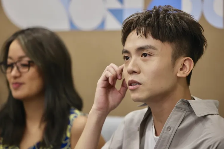 黃豪平談起工作狀況，提及師父黃子佼。林林攝