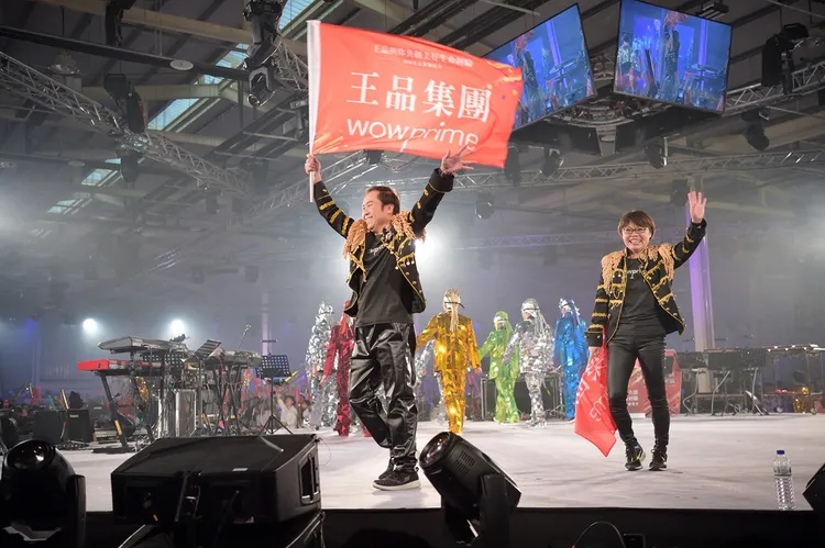 集團尾牙預計席開千桌，邀請邀請新生代樂團告五人、台客天團玖壹壹等輪番開唱。王品提供