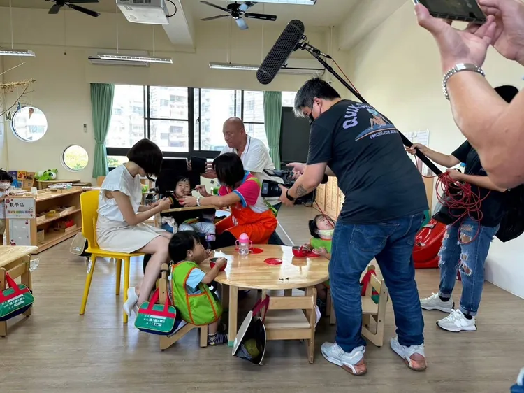 伍宗德（中）親自執導短片。伍宗德提供