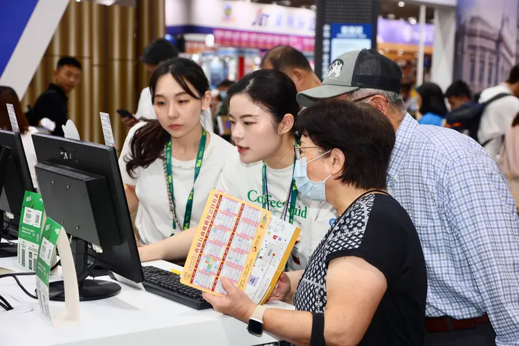 今年「ITF台北國際旅展」有1300個參展攤位，吸引不少民眾。彭欣偉攝