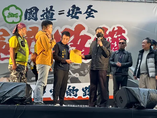 不爽交通部派「工程司」接陳抗書 重機族怒吼:上面爽下面累