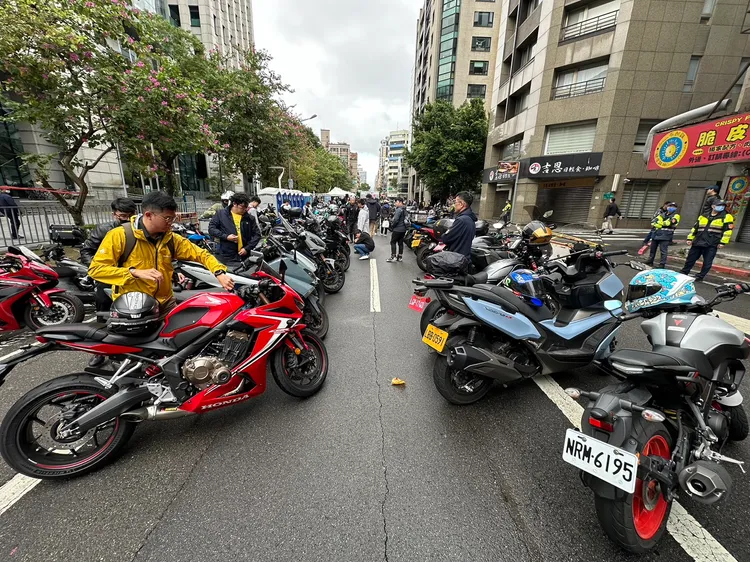 重機族盼上國道。陳怡文攝