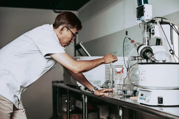 蔡文斌對口味要求甚高，經常窩在實驗配料室不斷做實驗，直至研發出前所未有的調酒作品。業者提供