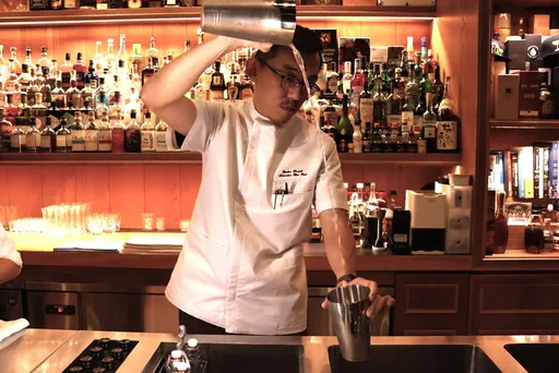 來一杯鳳梨酥!不思議 實驗室裡的調酒師研發麻辣鍋薑母鴨口味