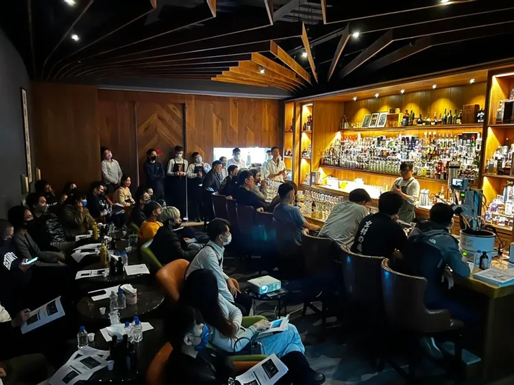 「Under Drunk」舉辦調酒講座，吸引超多對調酒有興趣的年輕人參與。業者提供