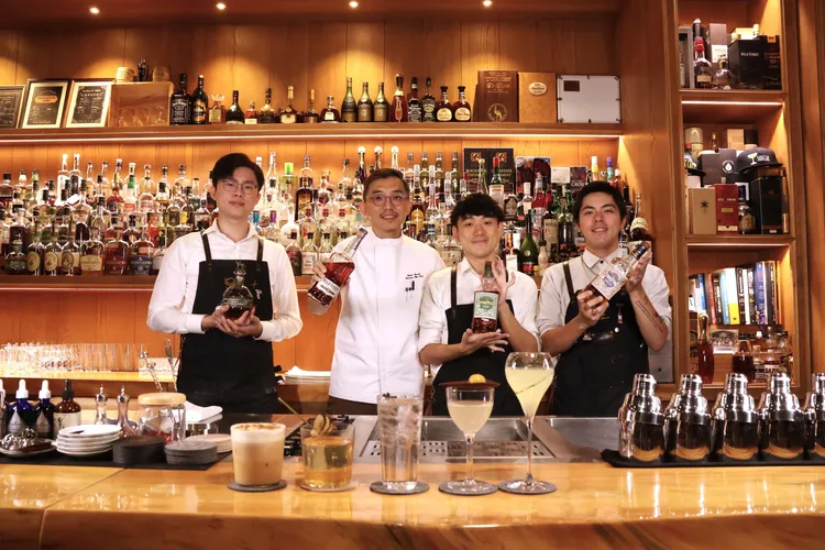 「Under Drunk」負責人蔡文斌(左二)帶領團隊持續成長，參加比賽、異業結盟也響應公益活動，希望打造高雄代表性酒吧品牌。青年局提供