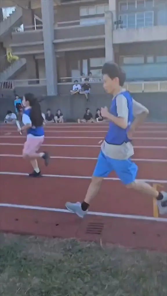 「鬼步」男學生交接給下一棒女同學。翻攝自臉書「爆廢1公社」