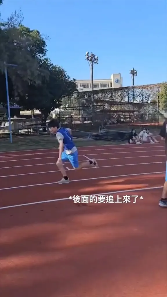 其他隊伍快追上，男學生開始加速衝刺。翻攝自臉書「爆廢1公社」