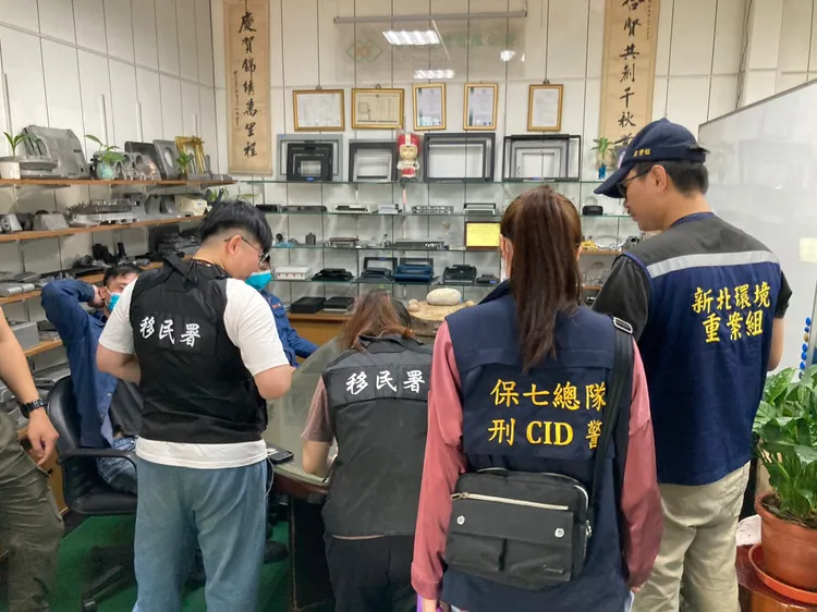 保七警、新北環保局與移民署派員前往查緝。翻攝畫面