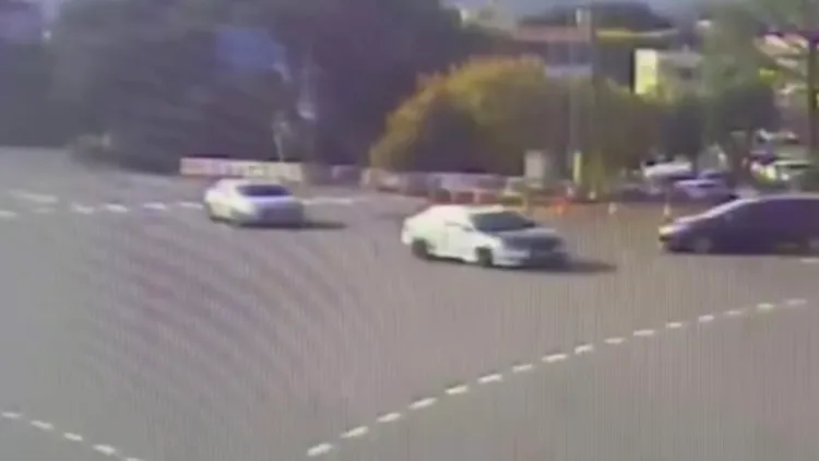 警匪鬧區追逐。讀者提供