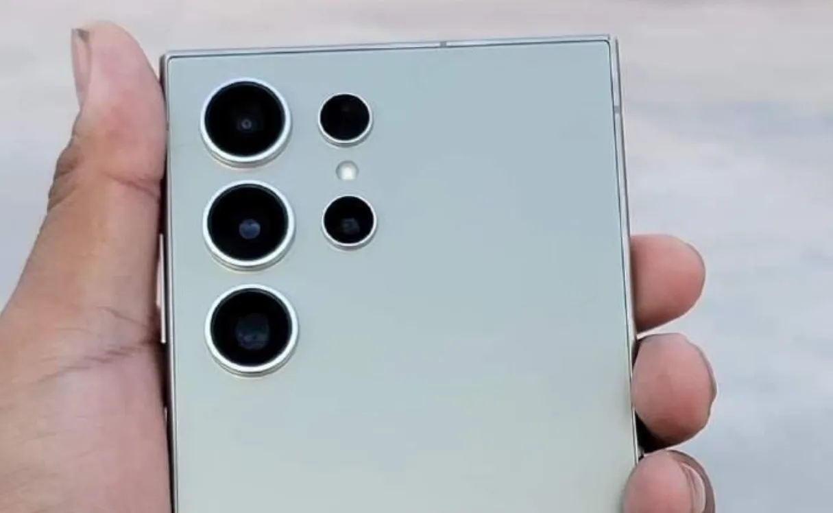 三星Galaxy S24 Ultra背面照。照片來源David Martin