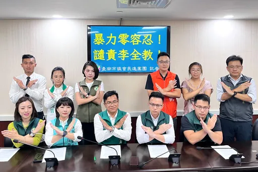 為李全教槓上!民進黨團譴責「架脖」算恐嚇 國民黨團諷「勾肩」就提告是「俗辣步」