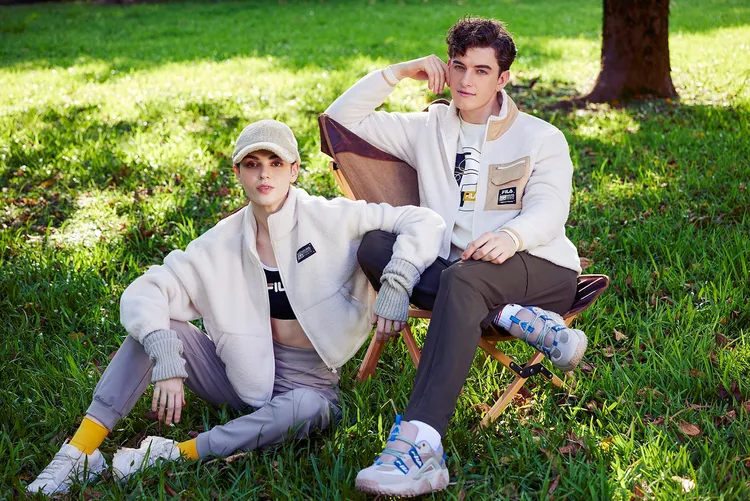 時尚LOGO帽1280元、針織外套（女）3080元、針織外套（男）3680元、平織長褲（男）2980元、運動鞋（男）WEBSEEKER 2680元。品牌提供