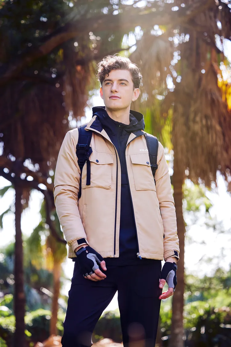 鋪棉外套4980元、平織長褲2980元。品牌提供