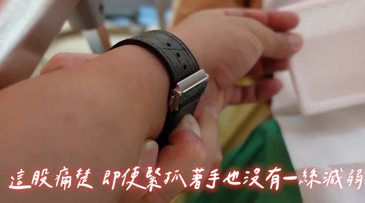 孫德榮當場痛到大叫「啊～」並抓住旁人的手減輕痛苦。翻攝自孫腫來了YT