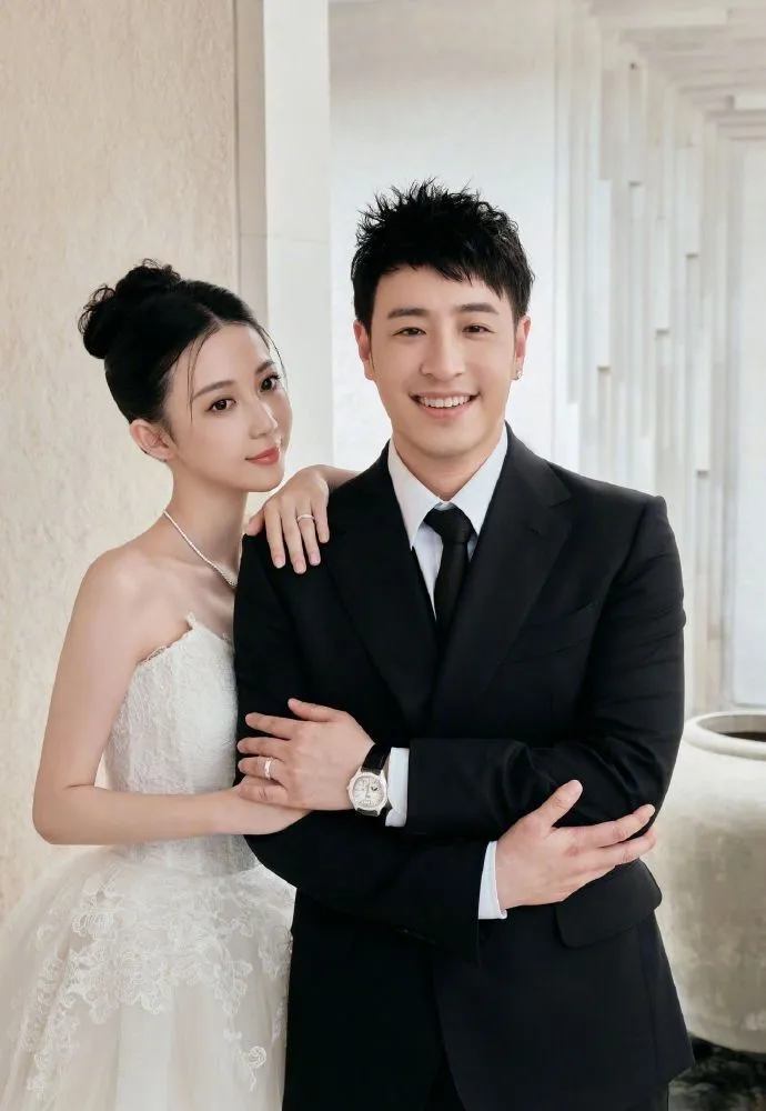 潘瑋柏（右）與宣云選擇伯爵作為婚戒。翻攝宣云小紅書