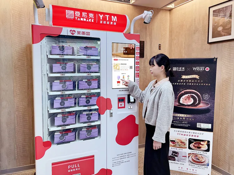 亞尼克YTM二代機進駐萊爾富超商，淺顯易懂的操作介面，只要1分鐘便能快速選購機台內商品。業者提供