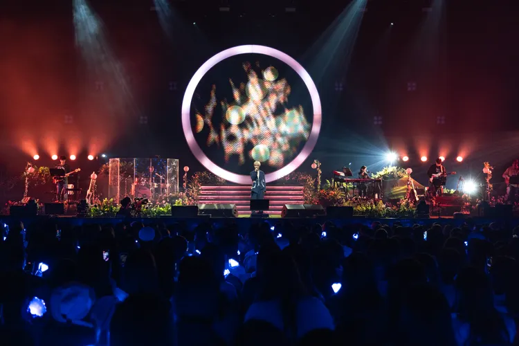 藝聲唱到一半撩起褲頭調整腰帶，引起全場陣陣尖叫。超級圓頂提供