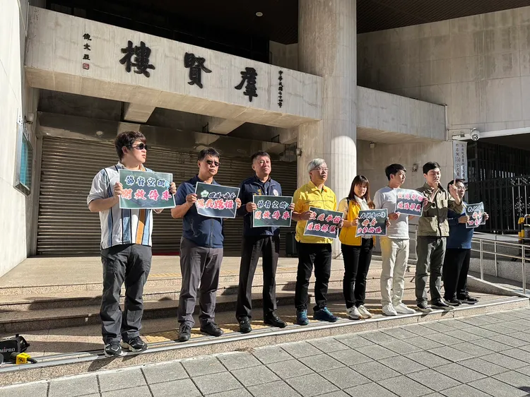 民團提出3訴求，包含開放重機行駛高速公路、開放重機停放停車格、廢除內車道禁行機車及強制兩段式左轉條文。陳怡文攝