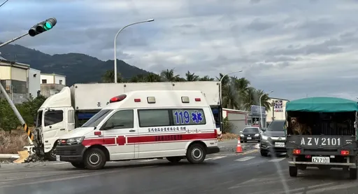 台東聯結車遇紅燈直直衝　驚悚畫面曝光！高速撞飛2車4人急送醫