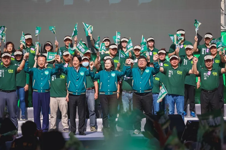 蔡英文出席賴清德及蔡易餘聯合競總造勢。賴競辦提供