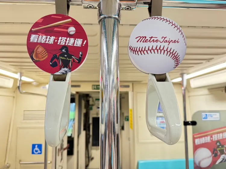 彩繪列車加上棒球、球棒、手套等元素妝點。 北捷提供