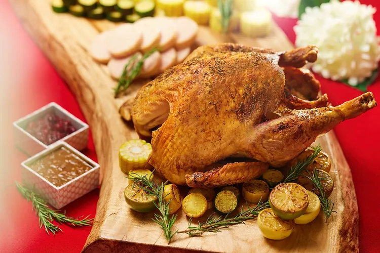 JR東日本大飯店台北鉑麗安全日餐廳12/24和12/25聖誕節平安夜，主廚團隊精心準備「香烤火雞佐蔓越莓醬汁」。業者提供
