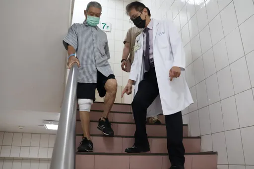 捨不得妻獨自務農 91歲翁置換人工關節!術後2天就能爬樓梯