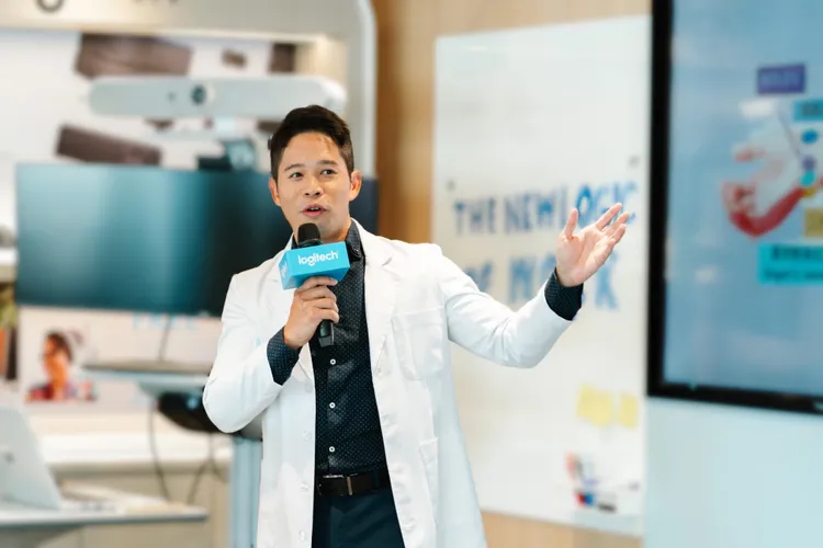 復健科侯鐘堡醫師推薦 Logitech 人體工學鍵鼠，可大幅改善手部痠痛的症狀。業者提供