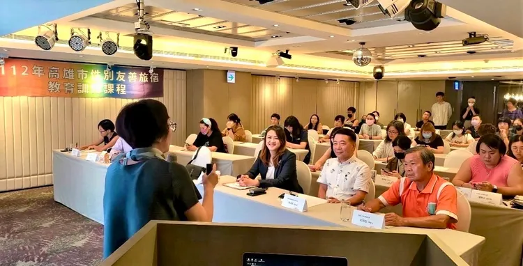 受訓人員仔細聆聽訓練課程內容。觀光局提供