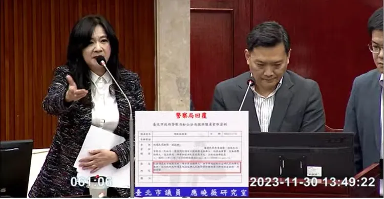 研考會主委俞振華被叫上質詢台。翻攝議會直播畫面