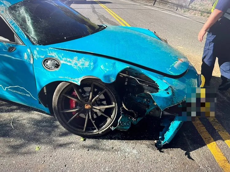 保時捷車頭毀損，車身還可見翻滾的擦痕。大溪警分局提供