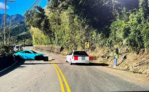 保時捷撞山壁翻滾兩圈　駕駛命大僅受輕傷