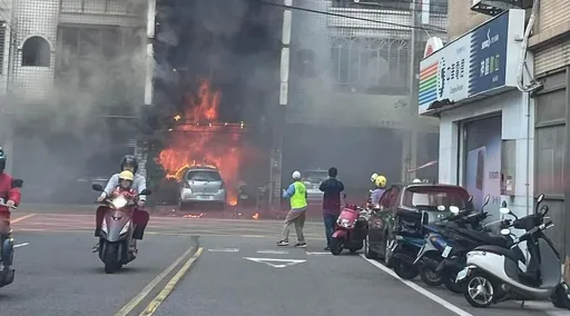 苗栗早餐店清晨大火 火勢猛烈吞噬騎樓轎車