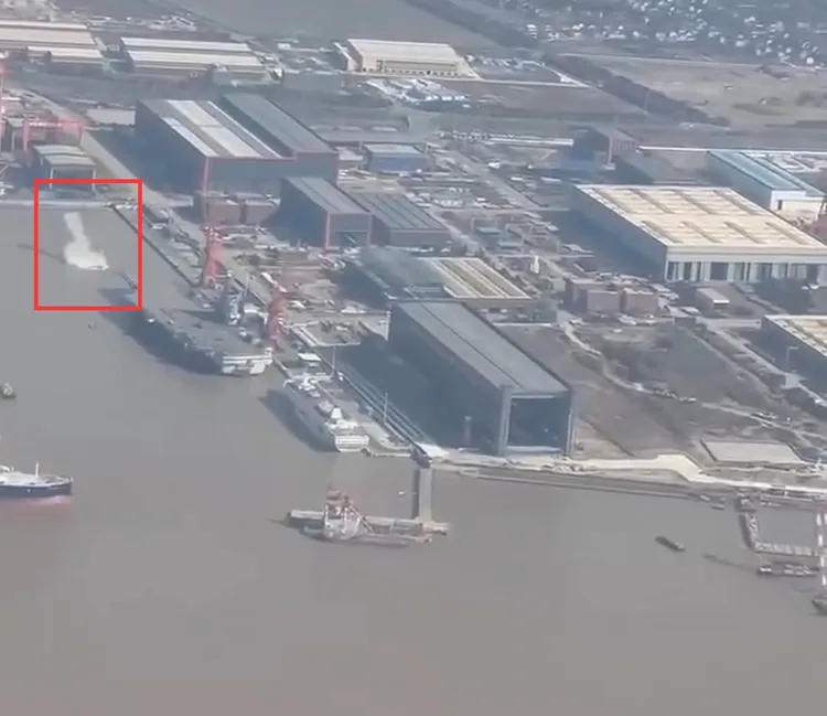 網友拍到福建號彈射小車落海瞬間。翻攝微博