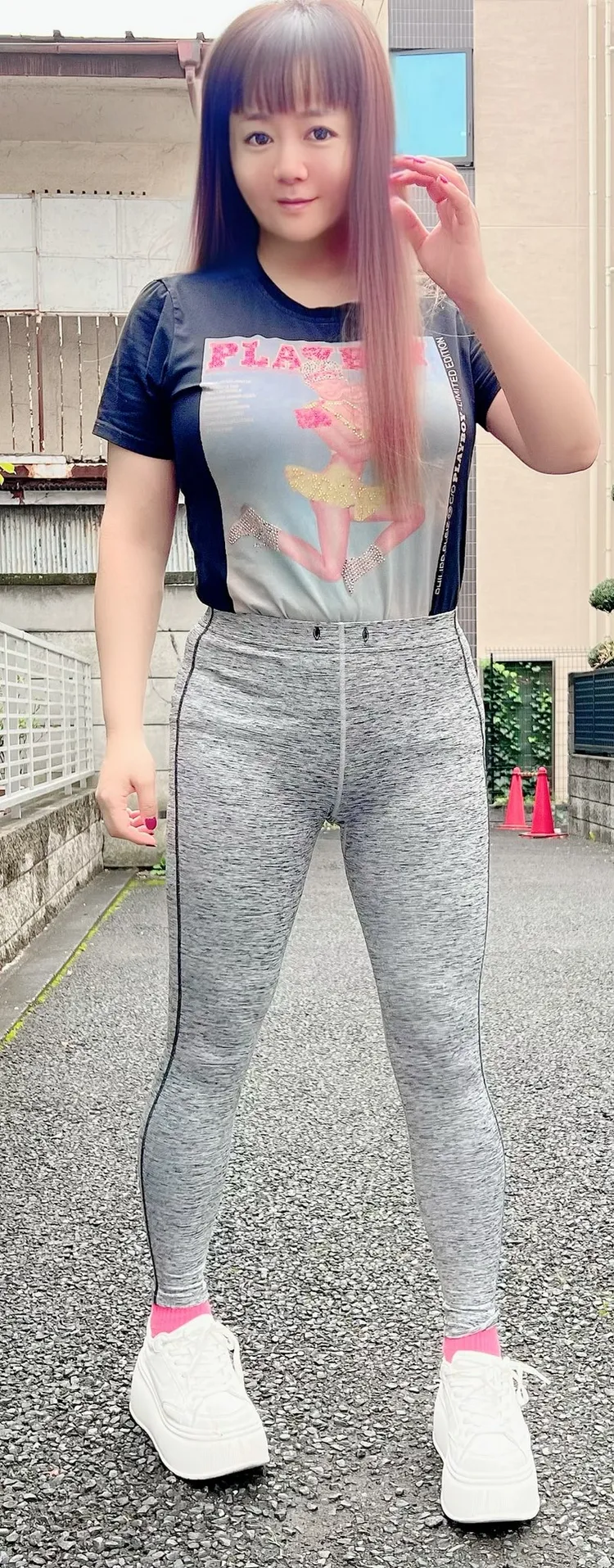 華原朋美自己PO在社群的照片，看來身材窈窕，但是被網友問「你哪位」。翻攝kahalatomomi_tk推特