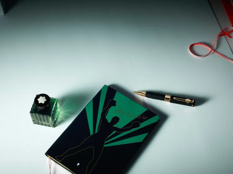 萬寶龍著名人物系列穆罕默德阿里#146筆記本2700元、綠色墨水50ml／1300元。品牌提供