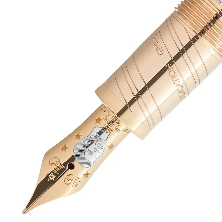 純金筆尖處刻印有阿里肖像，周圍環繞著代表他人生6大原則的6顆星星。品牌提供
