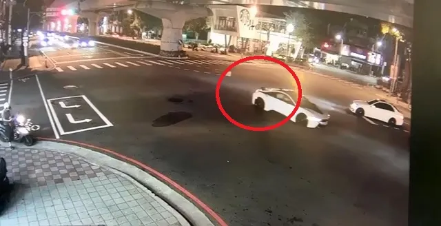 賴男將手提包放在後車廂上，經過文心路一段及大墩六街口時還看得到。民眾提供