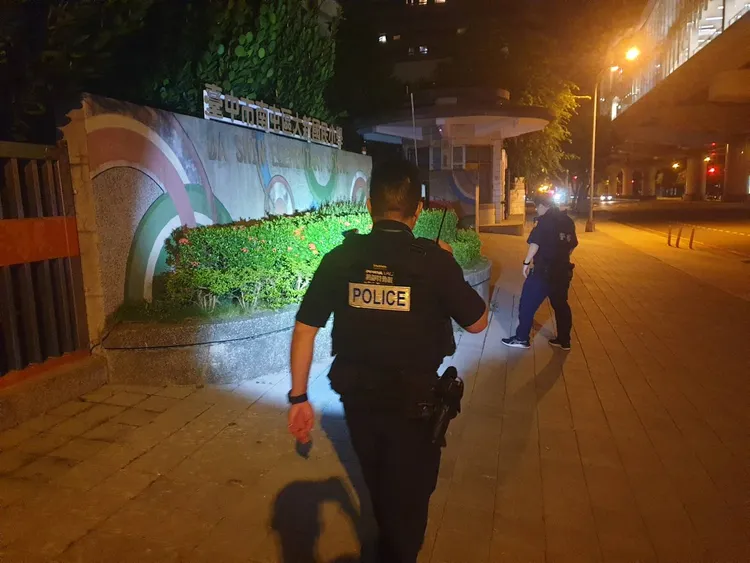 警方協助尋找散落的鈔票。民眾提供