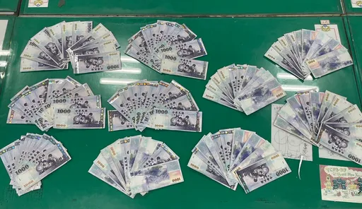 36萬鈔票滿天飛!粗心男手提包放後車廂上就開車 警沿路撿鈔票